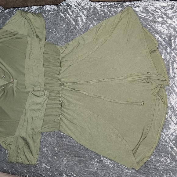 BNWOT Ces Femme Boutique Light Olive Green Long Sleeve Tie Waist Short Romper. - Picture 5 of 7
